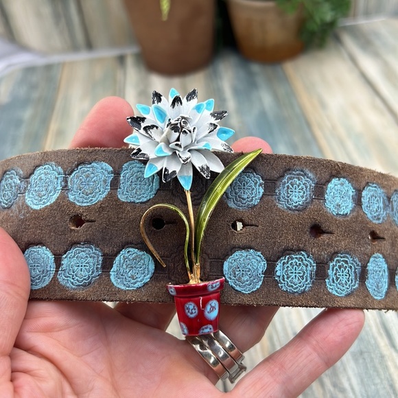 ⭐️Adorned Crown enamel flower blue dot artisan assemblage leather bracelet - Picture 10 of 12